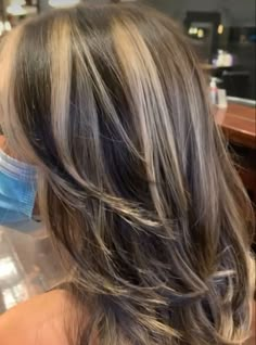 Chunky Blonde Highlights, Skunk Hair, Hair Color Streaks, Hair Streaks, Dyed Hair Inspiration, Winter Red, Hairstyles For Layered Hair