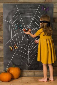 Fun Halloween Party Games, Halloween Infantil, Halloween Class Party, Casa Halloween, Halloween Games For Kids, Halloween Tags, Halloween Party Games, Spider Webs