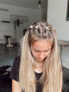 2000s Hair, 2000s Hairstyles, Spring Hair Trends, Concert Hairstyles, Spring Hair, Clip Hairstyles, Peinados Fáciles Para Cabello Corto, 90s Hairstyles