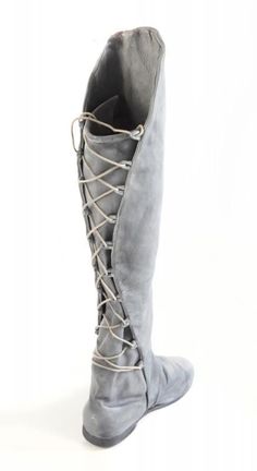 Arwen boots. Anyone know where you can purchase Arwen boots like these? I can't even find them online. Diy Leather Armor, Elven Shoes, Arwen Costume, Fantasy Boots, Wrap Boots, Flat Boots