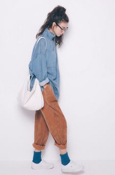 Converse Outfits, Fashion 90s, Chique Outfits, Androgynous Fashion, Brown Pants, Baggy Pants, Street Style Chic