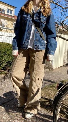 Cargo And Denim Jacket, Cargos And Denim Jacket, Urban Outfitters Corduroy Pants, Jacket Inspo Spring, Cathartic Pants Outfit, Styling Messenger Bag, Fits With Denim Jacket, Outfits With Jackets Aesthetic, Denim Jacket And Cargo Pants Outfit