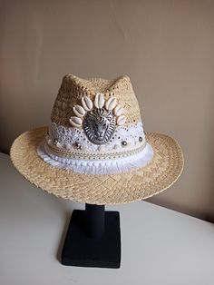 Straw Hat Diy, Raffia Hats, Boho Hats, Custom Made Hats, Raffia Hat, Hat Decoration, Boho Hat, Ibiza Fashion, Summer Sun Hat