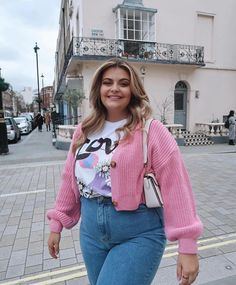 If there’s one thing about me, it’s that I’ll always be in a graphic tee 😌 1-10 which one is your favourite way to style from the archive? 🤔🗃️ #graphictshirt #waystowear #graphictee Curvy Winter Outfits, Pink Cropped Cardigan, Thing About Me, Spring Cardigan, Outfits Juvenil, Plus Size Fall Outfit, Midsize Fashion, Plus Size Cardigans