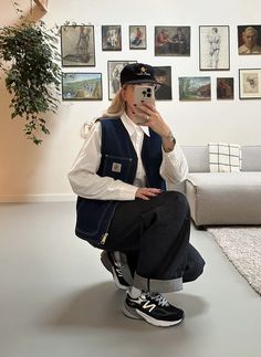 Streetwear With Vest, Classic Streetwear Women, Vest Outfits Streetwear, Streetwear Fashion Winter Street Styles, Dad Style Outfits, Utility Vest Outfits For Women, Streetwear Hairstyles, Streetwear Fashion Fall, Streetwear 2024