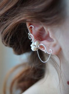 Silverplated earcuff with pearls. Very comfortable and easy to wear. Can be made for the left or for the wright ear. No Piercing Earrings, Elf Jewelry, Pearl Ear Cuff, Wire Ear Cuffs, Fairy Ears, Fantasy Decor, Piercing Earrings, Romantic Fantasy, Fairy Jewelry