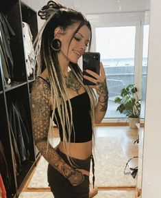 Dread Hair Extensions, Low Maintenance Short Haircut, Red Balayage Hair, High Fashion Hair, Cute Dreads, Undercut Women, Tattoed Women