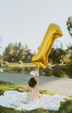 First birthday photoshoot in Davis, CA Birthday balloon number one 1 lifestyle bay area sacramento napa valley cake smash neutral colors first birthday primer cumpleanos bebe happy birthday 1 year old gold balloon First Birthday Photoshoot, 2nd Birthday Photos, Baby First Birthday Cake, Boys 1st Birthday Party Ideas