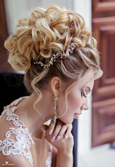 Amazing Wedding Makeup, Sanggul Modern, Wedding Haircut, Gorgeous Wedding Makeup, Unique Wedding Hairstyles, Side French Braids, Wedding Makeup Tips, Elegant Wedding Hair, Makeup School