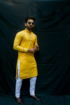 Haldi Outfits For Men, Indian Designer Suits Party Wear, Haldi Ceremony Outfit For Men, Men Fashion Wedding, Haldi Photoshoot, Haldi Ceremony Outfit, Haldi Outfits, Haldi Outfit