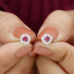 Détails du produit
Une célébration sans cadeau est incomplète, un cadeau de bijoux apportera des sourires de joie le jour de la fête des mères. Découvrez ces boucles d'oreilles à tige ornées de tourmaline rose de forme ronde serties sur griffes avec halo de diamants, fabriquées en métal doré massif.

Informations sur le produit

SKU
SHP-Boucles d'oreilles0621113344


Longueur
6,8mm


Largeur
6,8mm


Hauteur
4mm


Poids
2,10 g (environ)



INFORMATIONS SUR LA TOURMALINE ROSE

Nombre de pierres
2 Halo Stud Earrings, Tourmaline Earrings, Halo Earrings Studs, Rose Gold Pink, Signature Jewelry, Timeless Jewelry, List Style, Diamond Halo, Conflict Free Diamonds