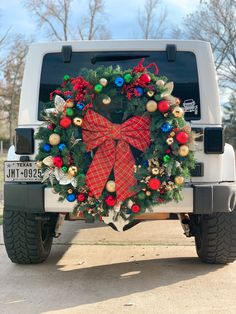 a christmas wreath on the back of a jeep