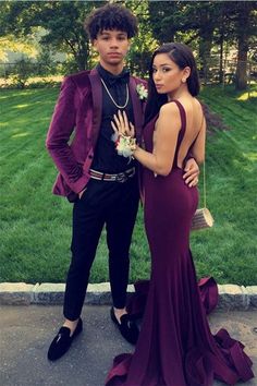 Burgundy Velvet Two Pieces Peak Lapel Bespoke Prom Suits for Men-showprettydress Velvet Prom Suit, Prom Blazers For Men, Dip Dye Wedding Dress, Prom Blazers, Prom Goals, Prom For Guys, Homecoming Suits, Prom Suits For Men, Prom Pics