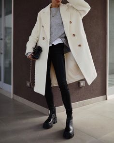 White Coat Outfit, Combat Boot Outfits, Look Legging, Cardigan Blazer, Black Leggings Outfit, Leather Pants Outfit, Black Leather Pants, Minimal Outfit