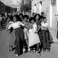 Serene✨ on Twitter: "My mum and her mates at Notting Hill Carnival in the 70s 🤩 https://t.co/7xPAGkXIQ9" / Twitter Carnival London, 70s Black Women, Portland Style, Notting Hill Carnival, 60s 70s Fashion, Outfits 70s, 70s Inspired Fashion, Aesthetic People