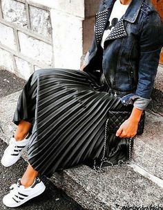 Denim Jacket + Satin Pleated Midi Skirt + Sneakers Rok Outfit, Pleated Skirt Outfit, Skirt Diy, Mickey Shirt, Black Pleated Skirt, Summer Work Outfits, Mode Casual, Cooler Look, Plaid Skirt