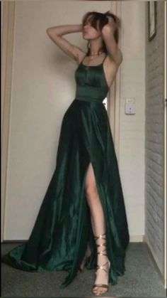 Evening Party Dress Long, Green Spaghetti, Graduation Party Dresses, Dress Design Sketches, Prom Dress Inspiration, Long Prom Dresses, Pretty Prom Dresses, Grad Dresses, Gala Dresses