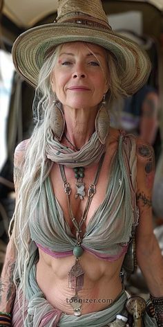 Stile Hippie Chic, Silver Haired Beauties, Live Beautiful, Beautiful Gray Hair, Style Staples, Goddess Costume, Silver Foxes, Clothes Art, Boho Life