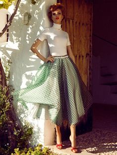 50s fashion 50s Inspired Outfits, Checkered Skirt, 60s Fashion, How To Pose, 50s Fashion, 1950s Fashion, Mode Vintage, Street Styles, A Dress