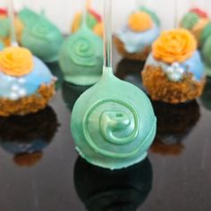 there are many cupcakes with green frosting on them