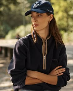 Sporty And Rich Aesthetic, Rich Clothing, Emily Oberg, Chic Outfits Classy, Rich Clothes, Tennis Fashion, Sporty And Rich, Outfits With Hats, Sporty Outfits