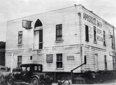 an old building with the words la calle azsa written in spanish on it