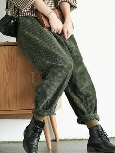 Green Courderoy Pants Outfits, Green Corduroy Pants Outfit, Indie Outfits Vintage, Dark Academia Fashion Pants, Goth Outfit, Mode Hippie, Dark Academia Fashion, Academia Fashion, Green Vintage