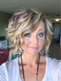 Beach Curls, Short Shag Hairstyles, How To Curl Short Hair, Short Hair Styles For Round Faces, Short Wavy Hair, Round Faces