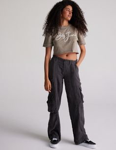 Bdg Urban Outfitters Linen Y2k Cargo Pants. Zip Fly And Button Closure. Elasticized And Belt Loop Waist. Slant Hand Pockets And Cargo Pockets For Ample Storage. Loose Fit. Approx. Inseam: 34''. 100% Linen. Machine Wash. Imported. Model Is Wearing A Size Small. Model Measurements:height: 5'8" Bust: 32"waist: 24"hips: 34" Y2k Cargo Pants, Trendy Jeans, Cargo Pants Outfit, Women Cargos, Cargo Pants Women, Comfy Tees, Pants Outfit, Aesthetic Outfits, Cargo Pants