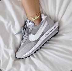 Fancy Men Shoes, Men Shoes Aesthetic, Cool Shoes For Men, Air Maxes, Cool Sneakers, Cool Shoes, Shoes Aesthetic, Nike Sacai