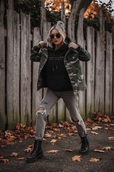 15 Edgy Fall Outfits to Elevate Your Wardrobe! – fashionbylina.com 2024 Grunge Outfits, Edgy Fall Outfits Women, Grown Up Emo Style, Adult Grunge Outfits, Street Outfits Urban Women, Boho Edgy Outfits, Winter 2024 2025 Fashion Trends, Edgy Christmas Outfit, Country Grunge Outfits