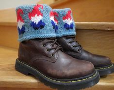 Gnome boot toppers, practical and cute! Ribbing inside and Fair Isle on the turnover. For all gnome lovers! Instant PDF download after payment. Knit in worsted weight yarn Approx 90 gr for main colour and small amounts for gnome details. Gnomes Shoes, Gnome Accessories, Gnome Boots, Knitting Gnome, Crochet Skiing Gnome, Boot Toppers, Boot Socks, Knit In The Round, Worsted Weight