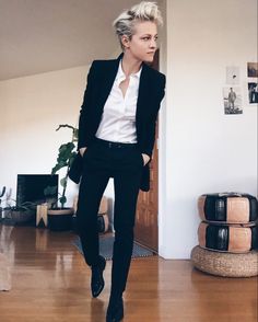 Androgynous Fashion Women, Androgynous Women, Lesbian Outfits, Androgynous Outfits, Tomboy Chic, Queer Fashion, Dinner Outfit, Traje Casual