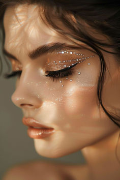 Crystal Accents Eyeshadow Ideas For Long Hair Acotar Makeup Look, Bonfire Night Makeup, Spring Goddess Makeup, Feyre Makeup, Goddess Makeup Ideas, Fae Aesthetic Makeup Looks, Night Court Makeup, Fantasy Wedding Makeup, Fantasy Makeup Easy