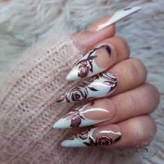 Nails For Valentines, Rose Gold Roses, Gold Press On Nails, 16 Nails, Rose Nail Design, Nails Holiday, Rose Nail Art, Gold Roses, Inspired Nails