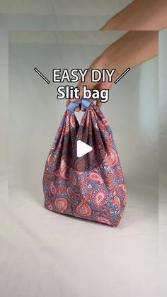 someone is holding a bag with the words easy diy slit bag