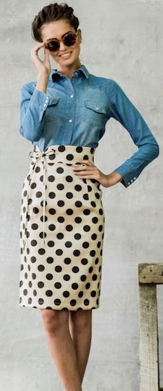 I don't totally love the top with it, but I do like how it shows that a skirt like this can be worn more casually. But I LOVE the skirt. I might have too big of hips for it though :/ Working Outfit, Pretty Skirts, Cooler Look, Work Clothes, Looks Style, Work Attire, Mode Inspiration