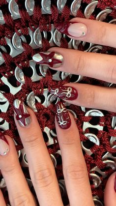 Nails chrome Wine Red And Silver Nails, Metal Nail Designs, Maroon Gel Nails Design, Burgundy Silver Nails, Silver And Burgundy Nails, Chrome And Red Nails, Dark Red And Silver Nails, Red And Chrome Nails, Silver Red Nails