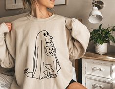 Halloween Hoodie Design, Cute Diy Shirts Vinyl, Fall Hoodie Designs, Cute Halloween Sweaters, Halloween Sweatshirts Cricut, Cricut Halloween Shirt Ideas, Halloween T-shirt, Mom Halloween Outfit, Circuit Shirt Ideas