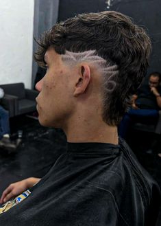 para aqueles que querem um corte diferenciado, moicano com freestyle. Haircut Idea, Aa Wallpaper, Burst Fade, Men's Short Hair, Haircut Types, Fade Haircut, Wavy Hair, Hair Hacks, Brown Hair