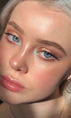 Fun Makeup Blue Eyes, Makeup Looks Bright Colors, Make Up Yeux Bleus, Inner Corner Pop Of Color, Summer Eyeshadow Looks, Red Eyeshadow Look, Festival Eye Makeup, July Makeup, Color Eyeliner