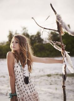 make feather dream catchers Bohemian Photography, Cali Style, Boho Life, Feather Headdress, Bohol, Wild Woman, Bohemian Rhapsody, Shoot Inspiration, Beautiful Skirts