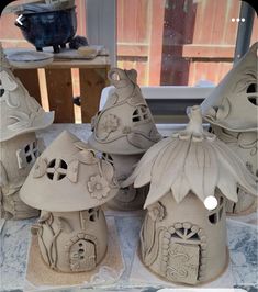 Pottery Sculpture Ideas Creative, Pottery By Hand, Fairy House Pottery, Pottery Fairy Houses, Clay Hand Building Ideas, Ceramic Art Easy, Ceramic Fairy House