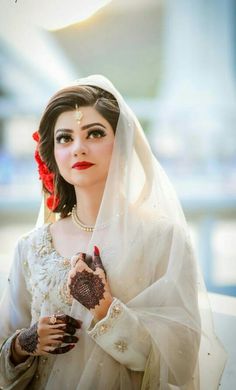 Mehndi Designs For Bride, Brides Mehndi, Bridal White Dress, Pakistani Bridal Hairstyles, Bridal Mehndi Dresses, Pakistani Bridal Makeup, Latest Bridal Dresses, Bridal Dresses Pakistan, Wedding Mehndi Designs