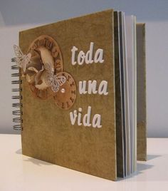 a brown book with white writing on the front and back cover that says toda una vida