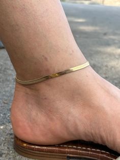 Our flat snake anklet is dainty and perfect for everyday wear. Information: ✨Brass | 18K Gold Filled ✨Length: 10" ✨Tarnish resistant ✨Waterproof This anklet has so much sparkle and character, it's strong and durable, crafted with great craftsmanship. It has amazing light reflection. Our anklet has a length of 10", allowing you to wear it comfortably. If you need a larger size, extensions are available upon request. This anklet is waterproof and tarnish resistant, you can wear it at the pool and Minimalist Gold Ankle Wrap Anklets, Snake Anklet, Dainty Anklet, Anklet Gold, Gold Snake Chain, Herringbone Chain, Gold Snake, Chain Anklet, Anklet Jewelry