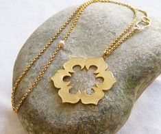 Flower necklace gold pendants flower gold pendant, big flower necklace, nature jewelry Flower Necklace Gold, Gold Pendants, Gold Sand, Golden Necklace, Necklace Flower, Shiny Things, Big Earrings, Big Flowers, Pink Pearl