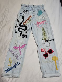 #taylorswiftaesthetic #fashion #swiftie #embroidery #craft #jeans #taylornation #handembroiderywork #handembroiderypatterns #erastour Taylor Swift Embroidery Jeans, Taylor Swift Embroidery Ideas Clothes, Taylor Swift Embroidery Ideas, Diy Eras Tour Outfit, Taylor Swift Jeans, Taylor Swift Concert Ideas