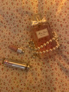 floral brandy melville cute dior perfume and dior lip products :) Dior Addict Lip, Perfume Floral, Gloss Lipstick, Floral Scent, Lip Gloss, Dior, Bed