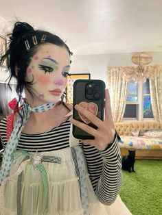 White Face Makeup Looks, Everyday Clown Makeup, 1920s Clown Makeup, Mexican Clown Makeup, Cute Costumes Ideas, Green Clown Makeup, Clown Costume Makeup, Coquette Clown